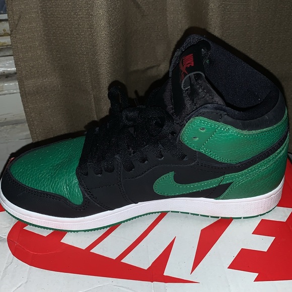 Jordan’s 1 retro high they green and black size 6 1/2 in good condition - Picture 3 of 3